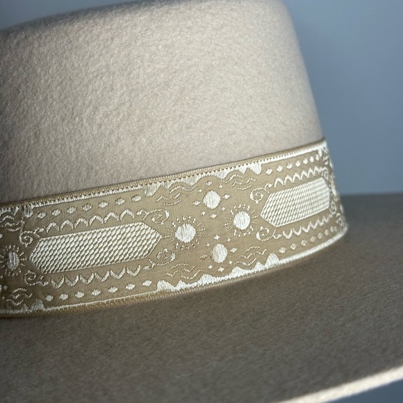 Lack of colour hat - Picture 2 of 3